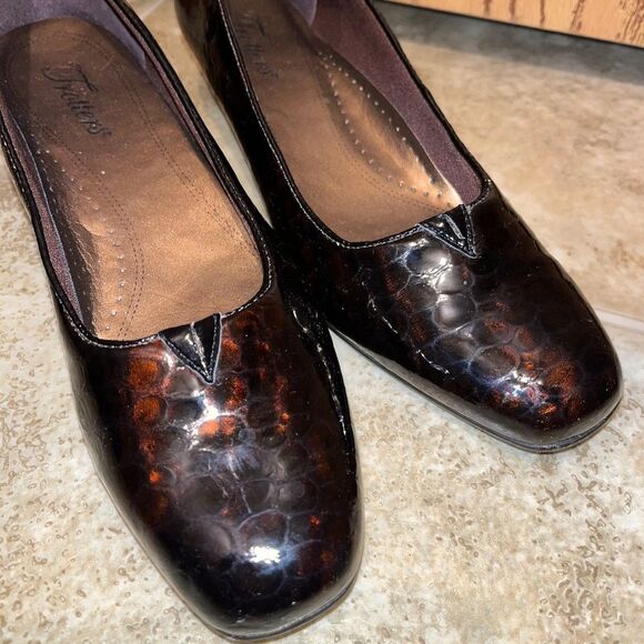 Trotters Women’s Chocolate Brown Patented Leather Low Heel Pumps Sz-7.5N - Picture 2 of 7